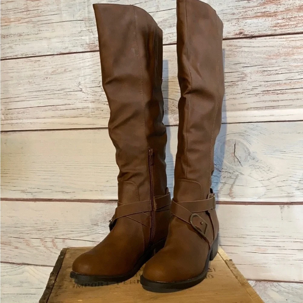 6 wide tall brown boot. Stacked heel. Zipper. New without box